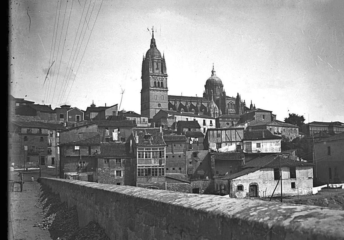 Vista del barrio de Santiago bajo la Catedral, en una imagen de cerca de 1910. A la derecha, la ropa tendida de las lavanderas.
