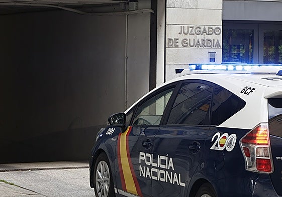 Un vehículo policial accede a los calabozos del Juzgado de Guardia.