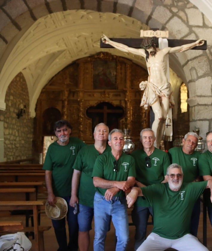 Imagen secundaria 2 - Los quintos de 1980 visitan al Cristo de Alaraz