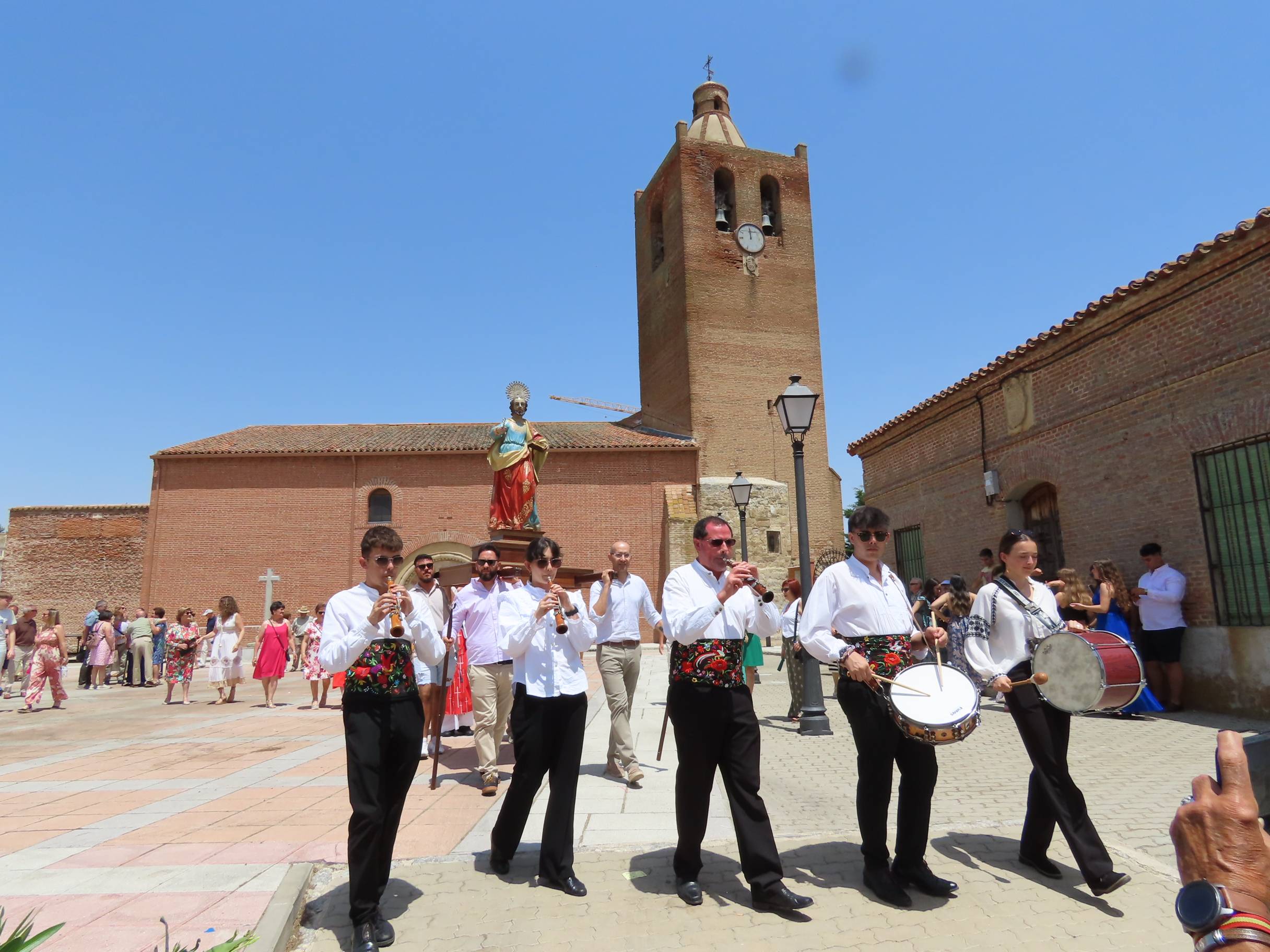 Animada y calurosa procesión en honor a San Pedro Apóstol en Paradinas de San Juan