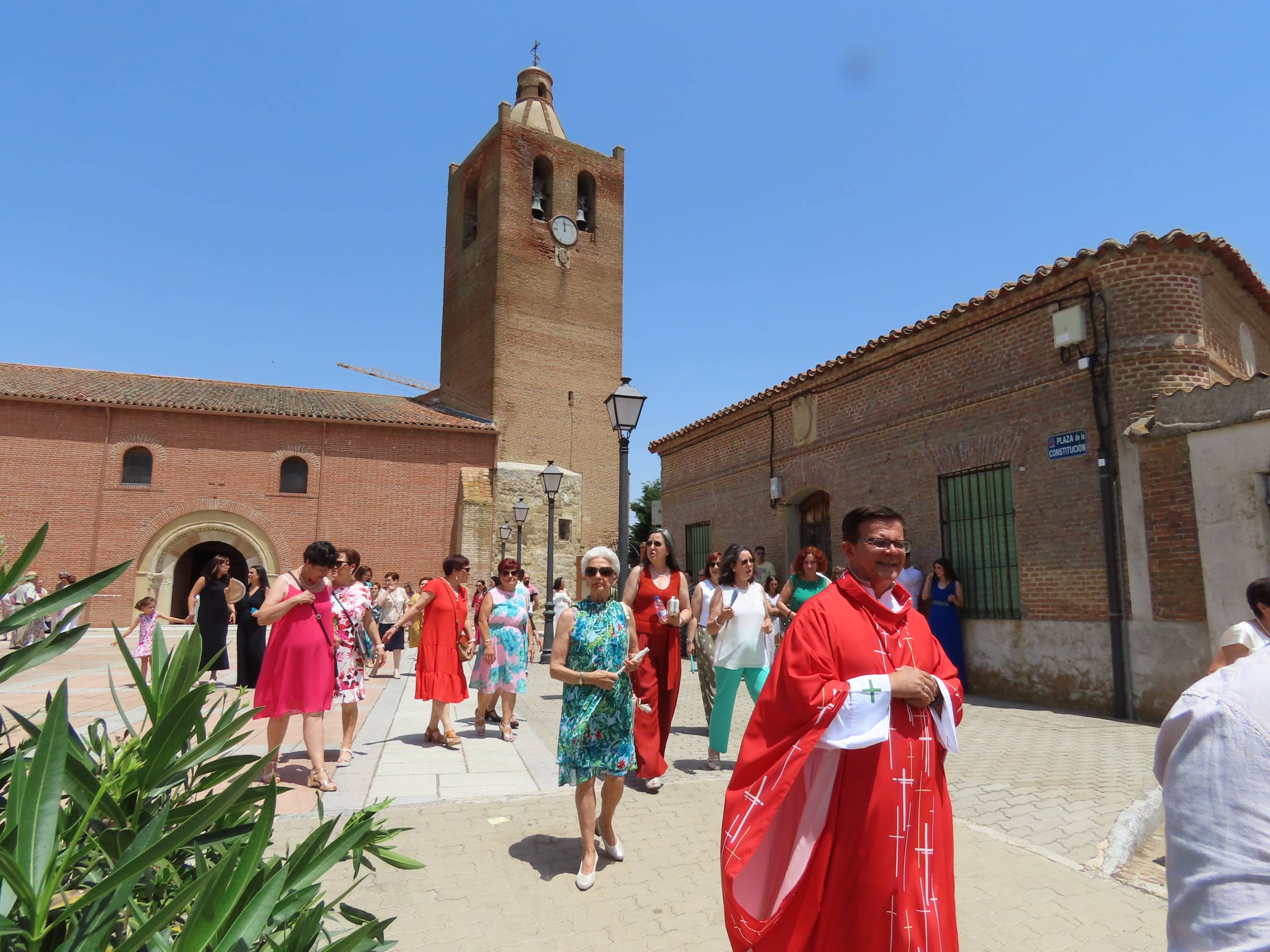 Animada y calurosa procesión en honor a San Pedro Apóstol en Paradinas de San Juan