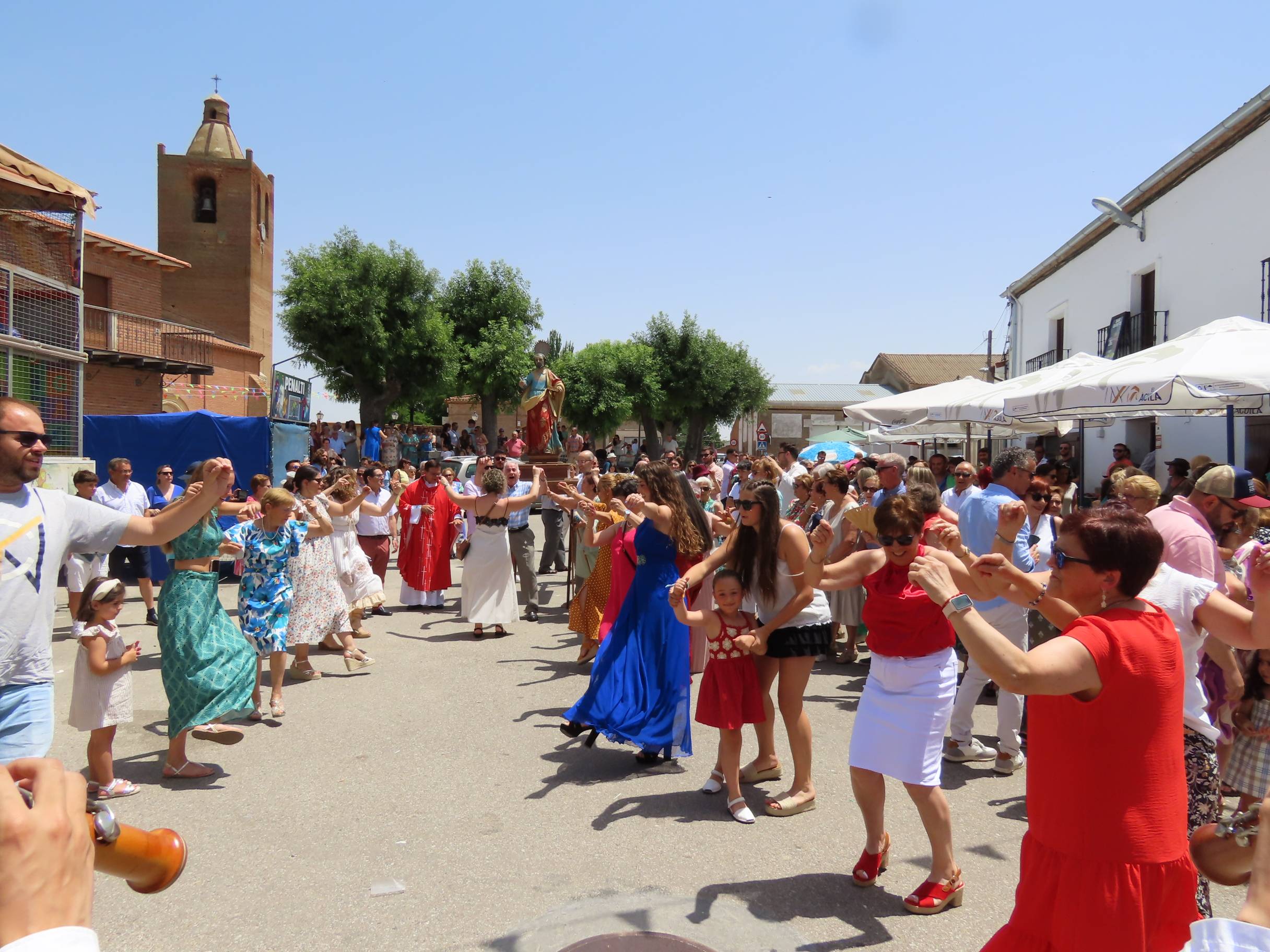 Animada y calurosa procesión en honor a San Pedro Apóstol en Paradinas de San Juan