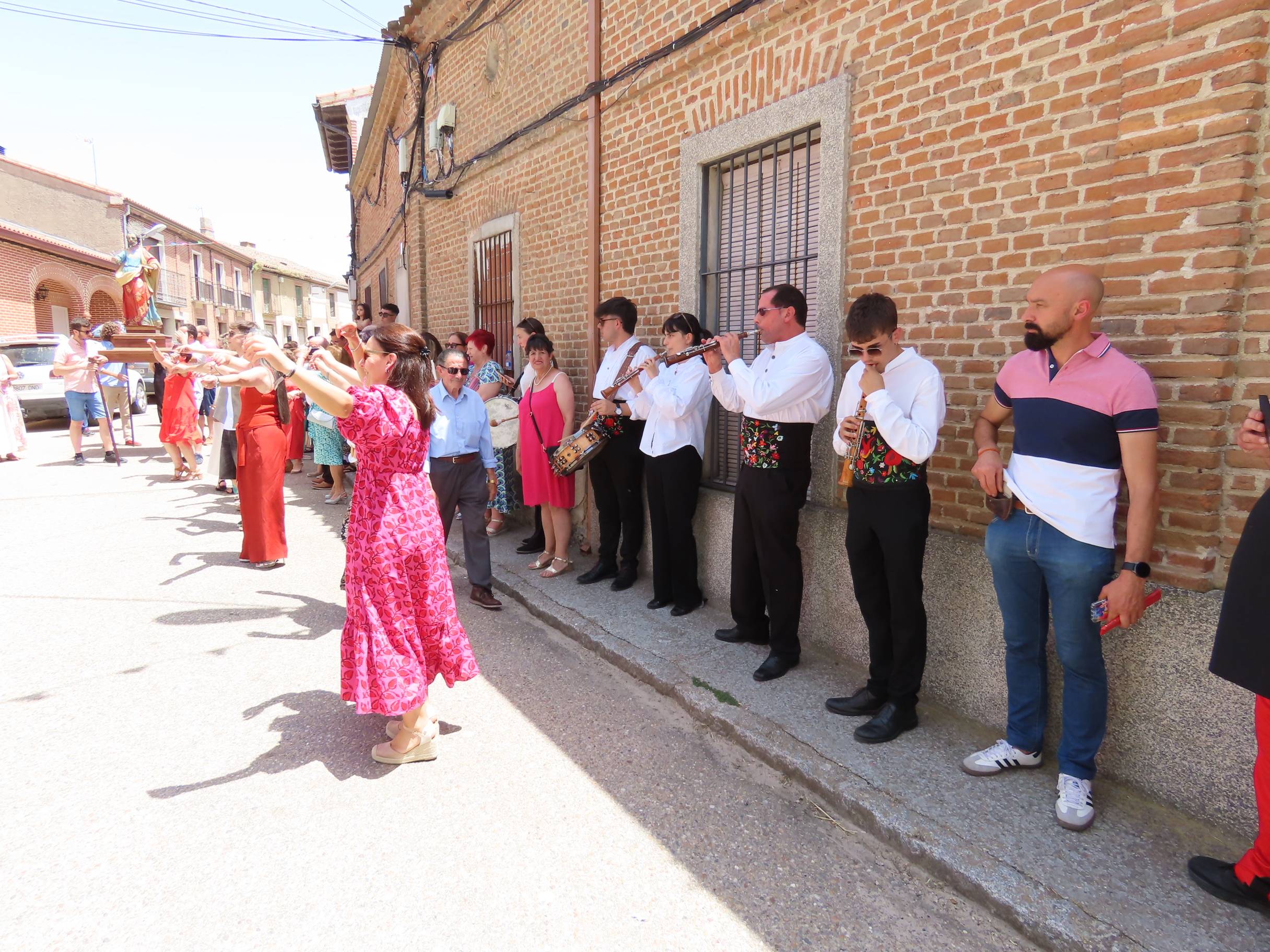 Animada y calurosa procesión en honor a San Pedro Apóstol en Paradinas de San Juan