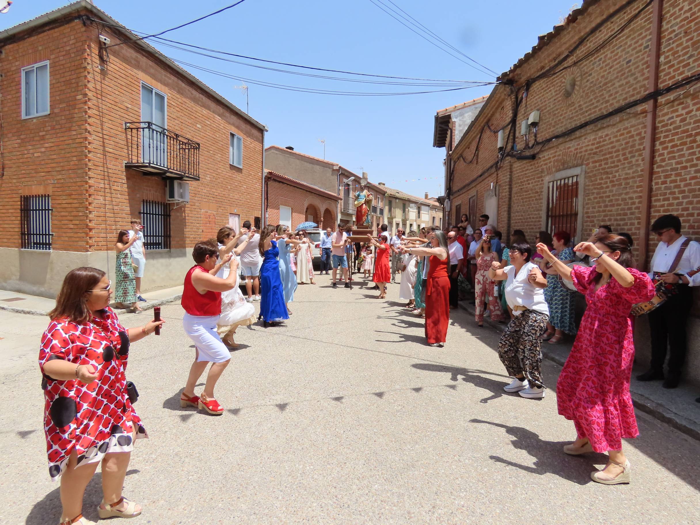 Animada y calurosa procesión en honor a San Pedro Apóstol en Paradinas de San Juan