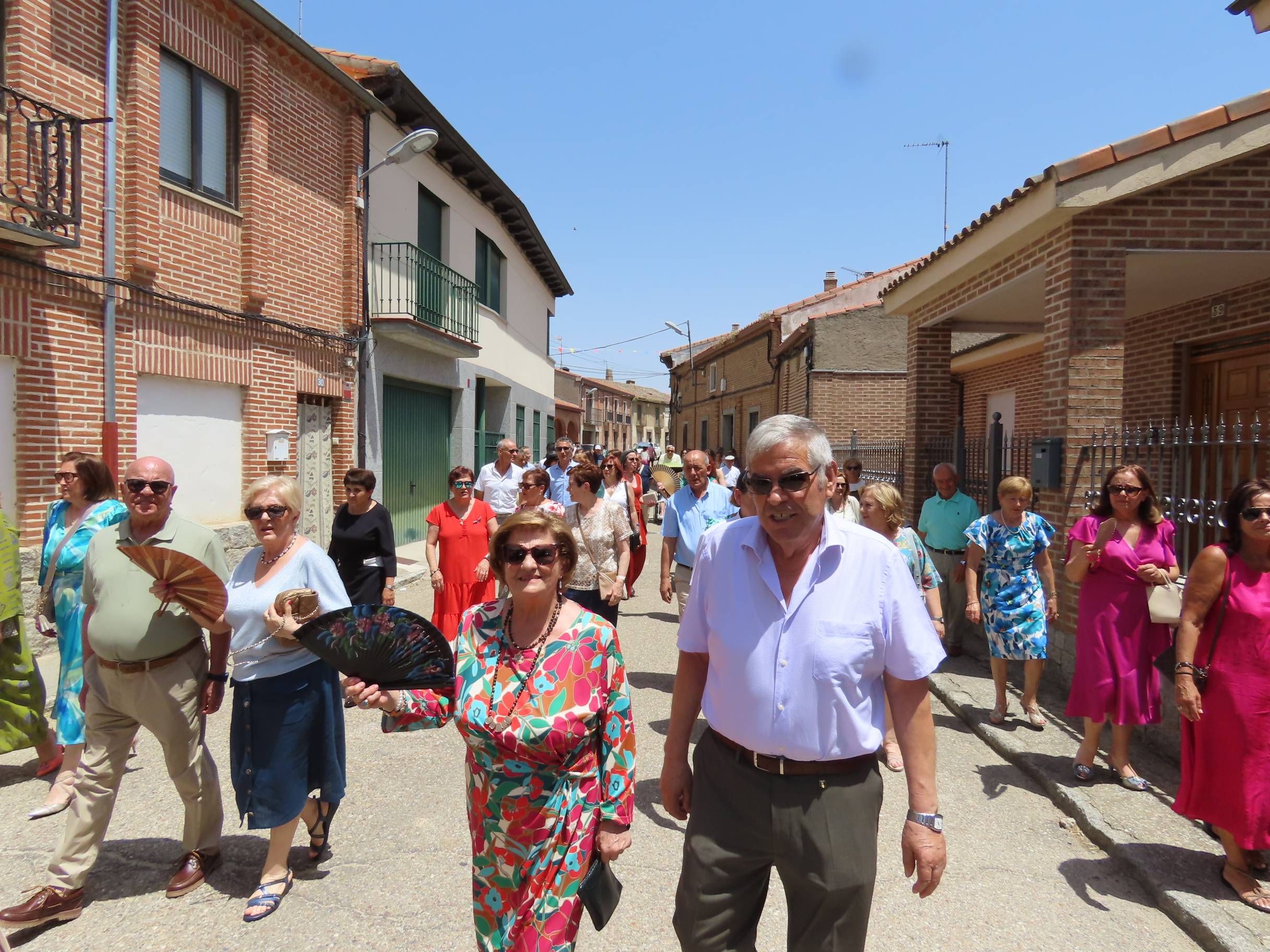 Animada y calurosa procesión en honor a San Pedro Apóstol en Paradinas de San Juan