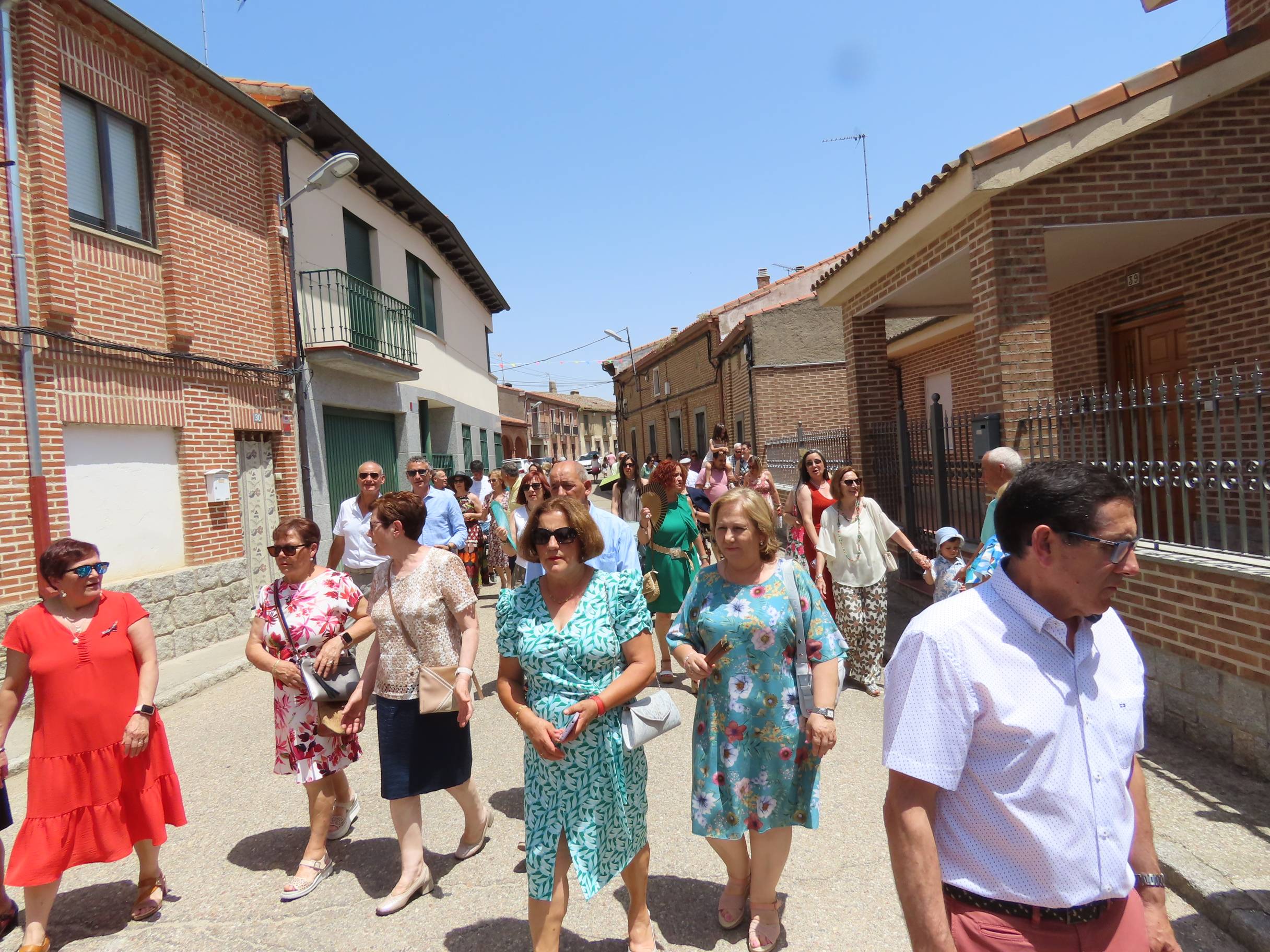 Animada y calurosa procesión en honor a San Pedro Apóstol en Paradinas de San Juan