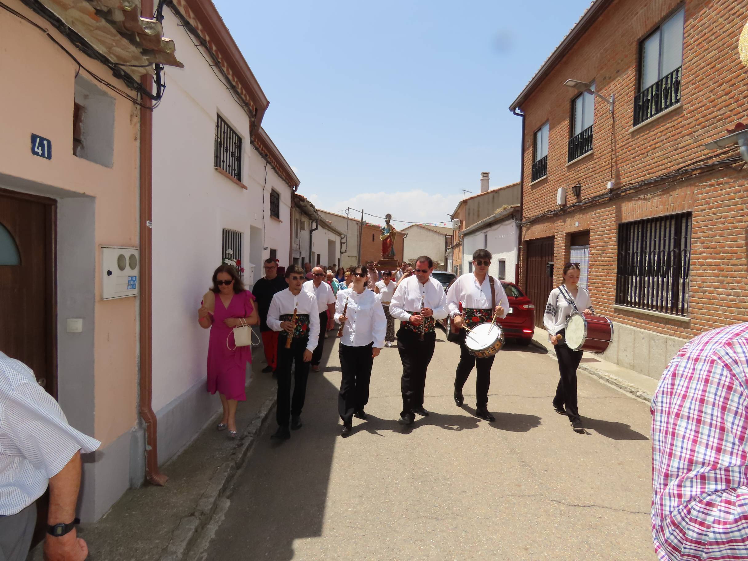 Animada y calurosa procesión en honor a San Pedro Apóstol en Paradinas de San Juan