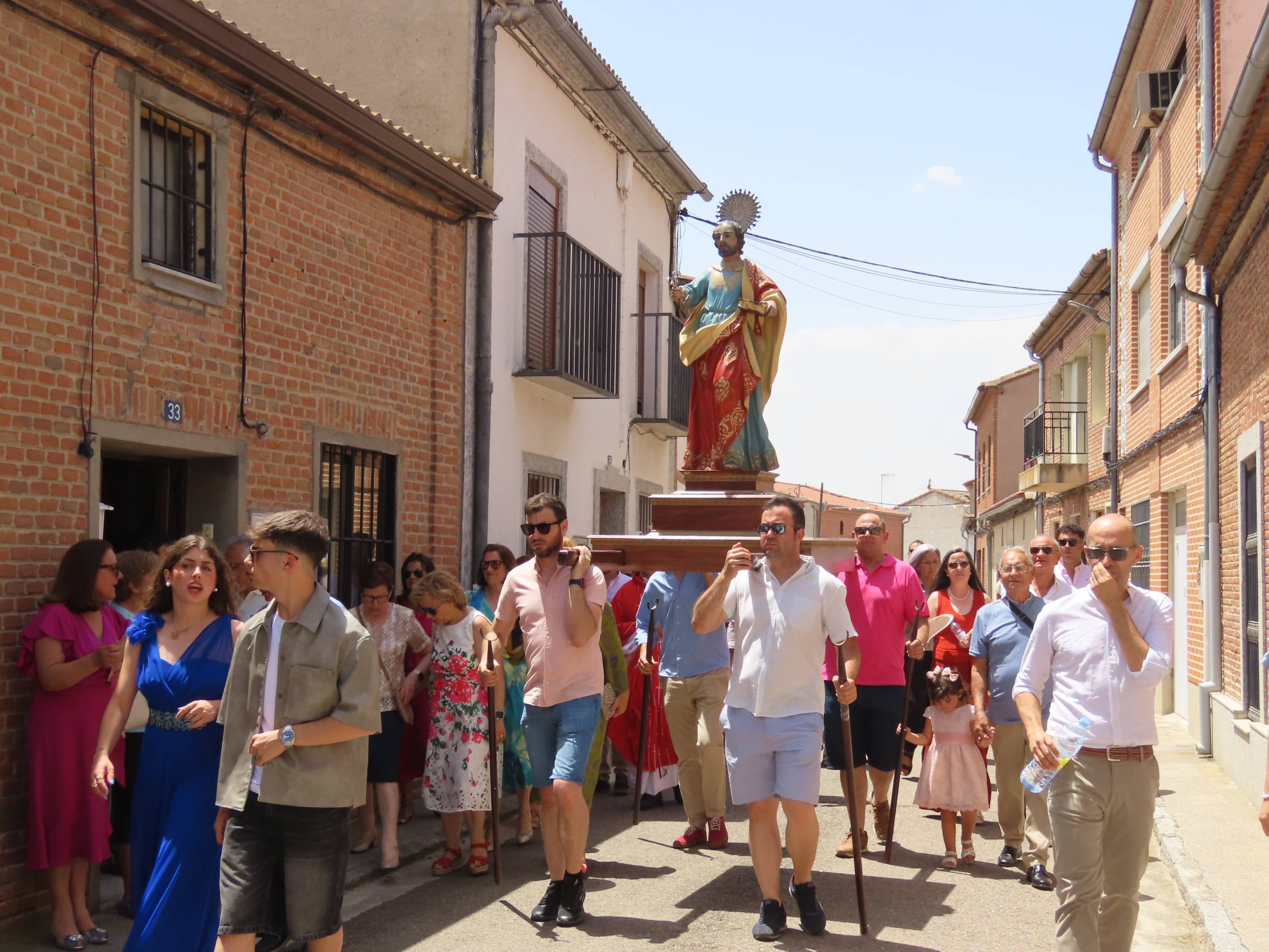 Animada y calurosa procesión en honor a San Pedro Apóstol en Paradinas de San Juan
