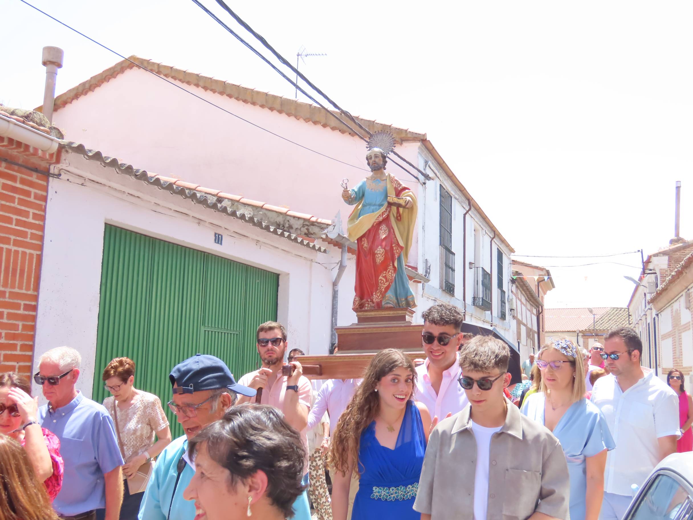 Animada y calurosa procesión en honor a San Pedro Apóstol en Paradinas de San Juan
