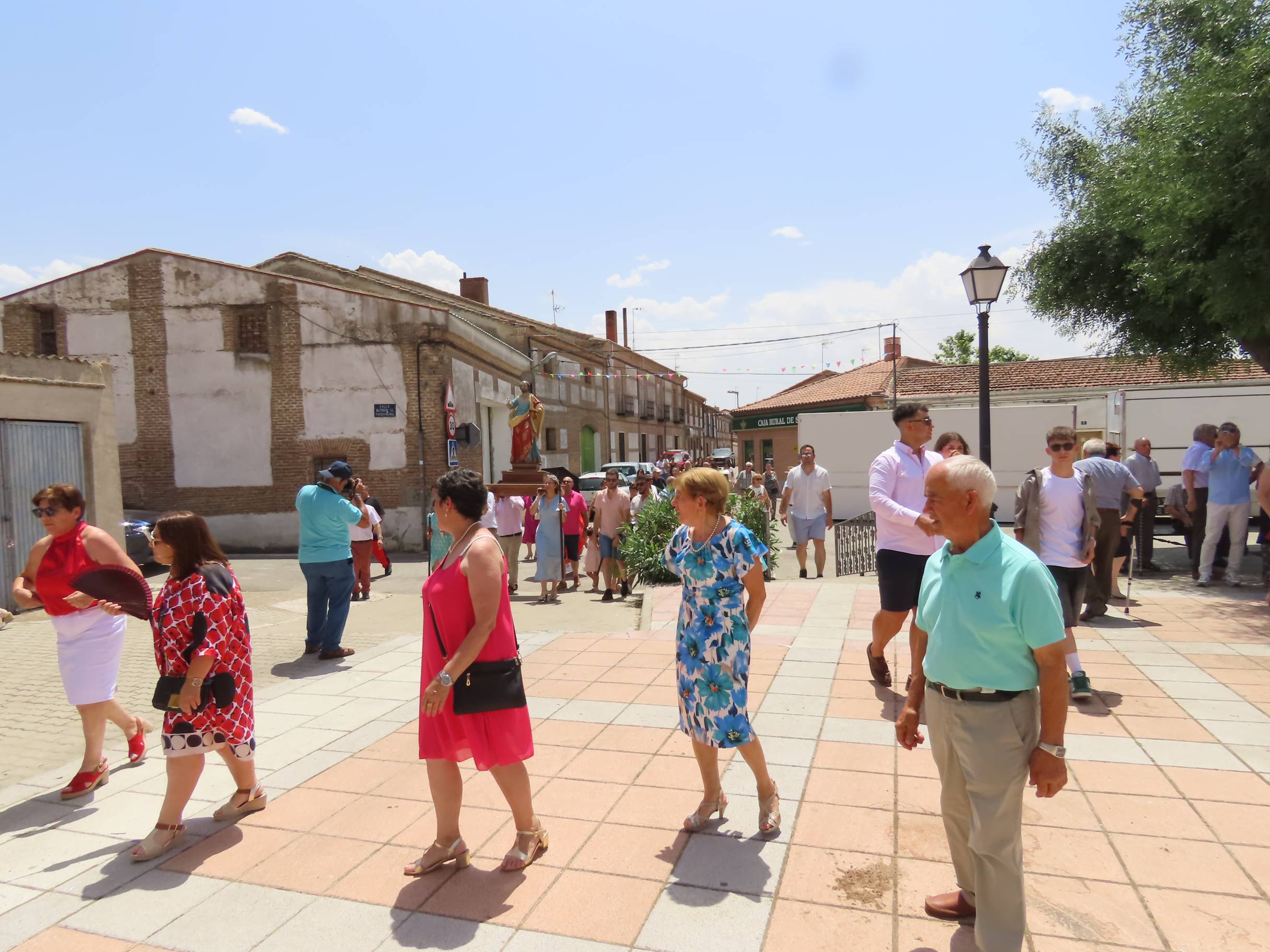 Animada y calurosa procesión en honor a San Pedro Apóstol en Paradinas de San Juan