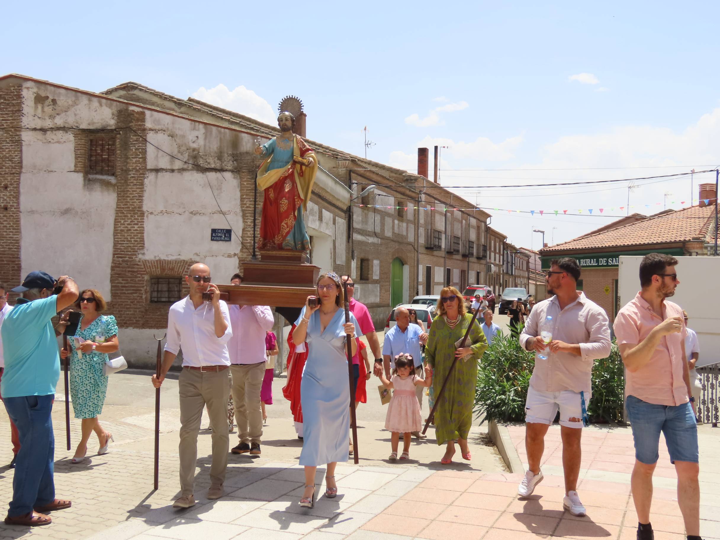 Animada y calurosa procesión en honor a San Pedro Apóstol en Paradinas de San Juan