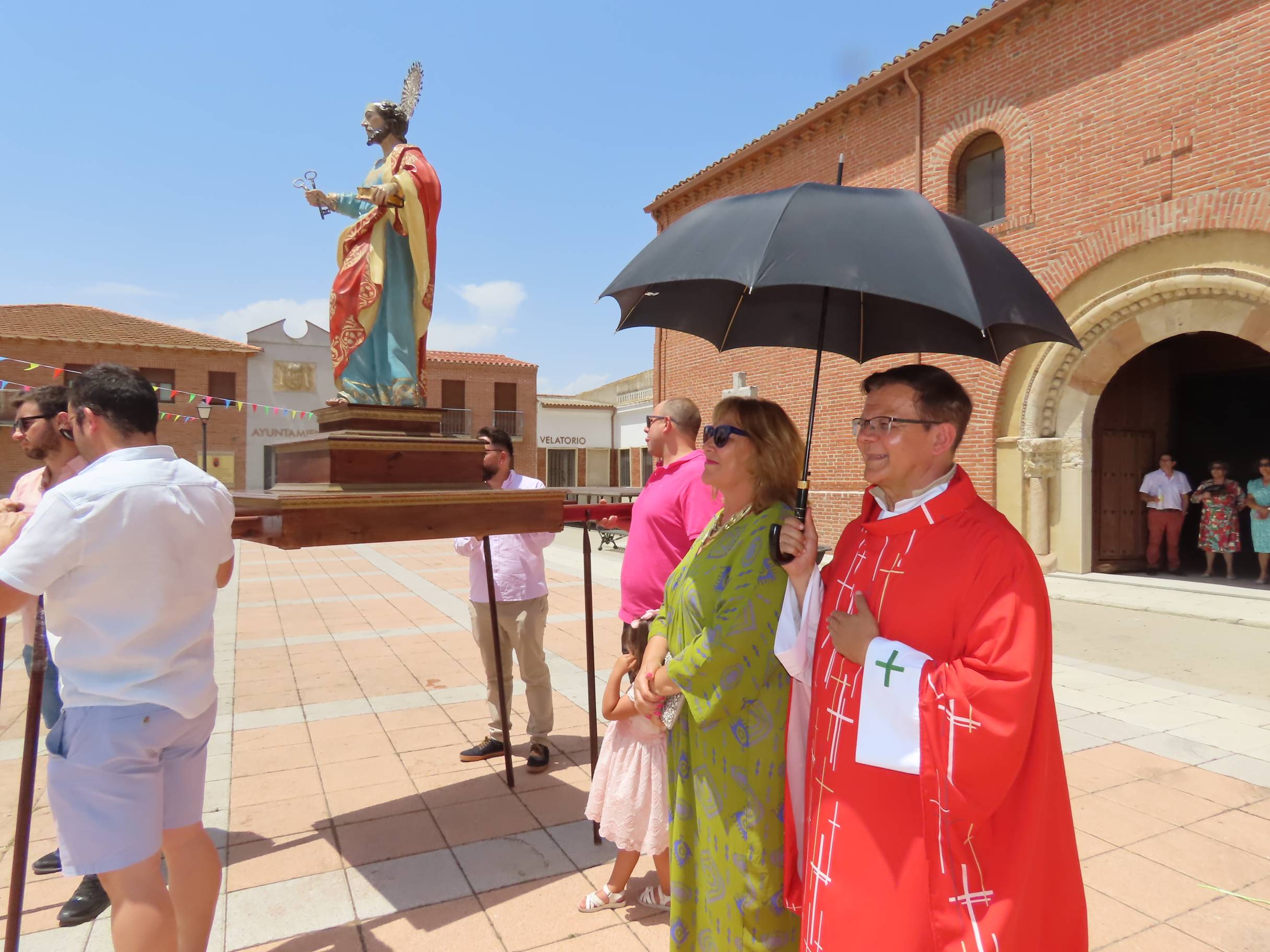 Animada y calurosa procesión en honor a San Pedro Apóstol en Paradinas de San Juan
