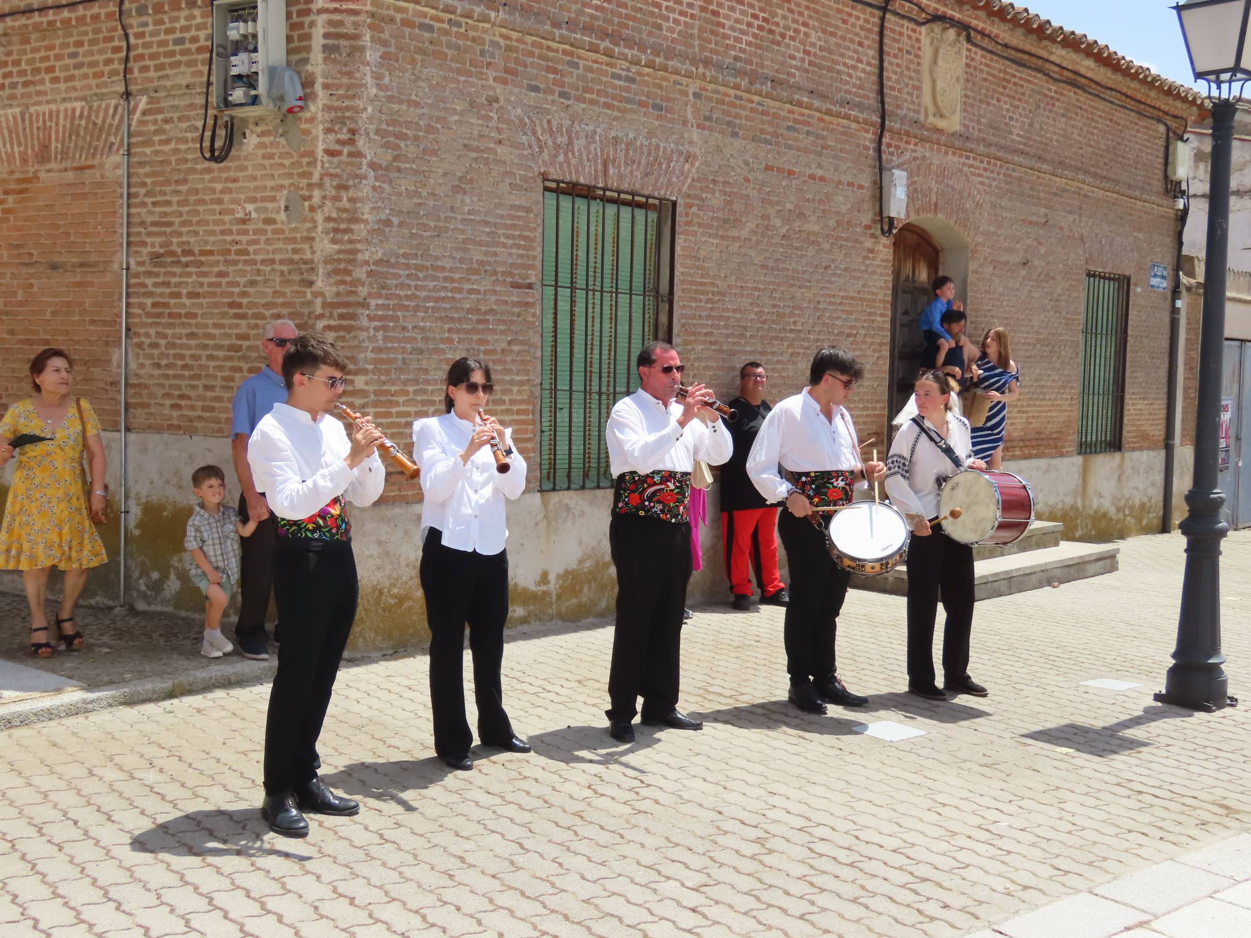 Animada y calurosa procesión en honor a San Pedro Apóstol en Paradinas de San Juan