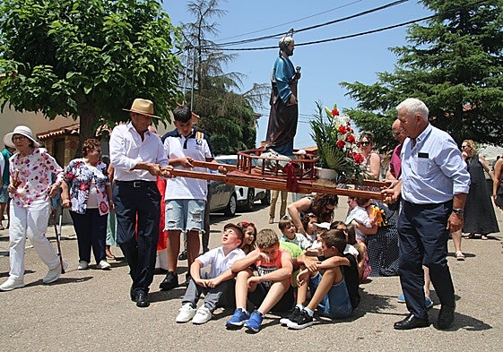 El paso de San Pedro, sobre las cabezas de los niños de la localidad para cumplir la tradición.