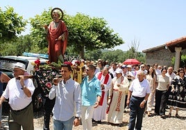 Procesión con la imagen de San Pedro, patrón de Horcajo de Montemayor.