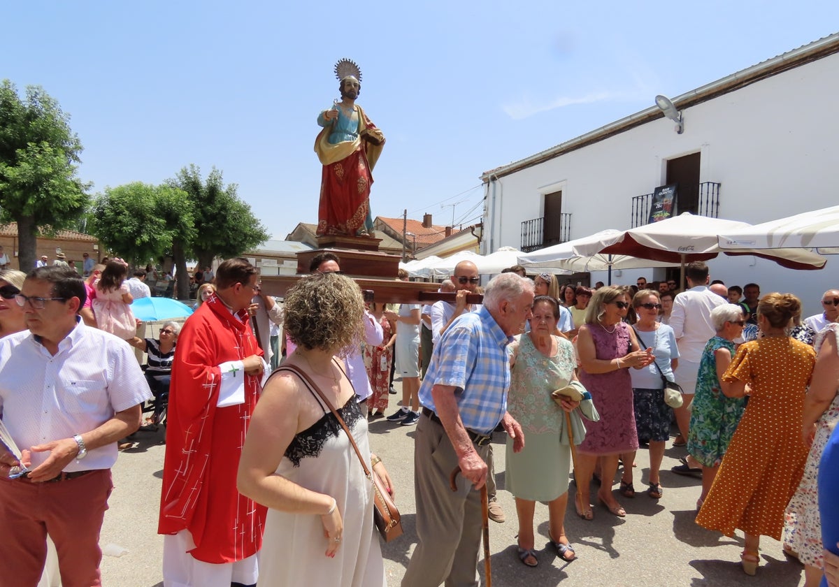 Animada y calurosa procesión en honor a San Pedro Apóstol en Paradinas de San Juan