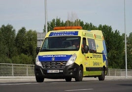 Ambulancia del Sacyl en carretera.