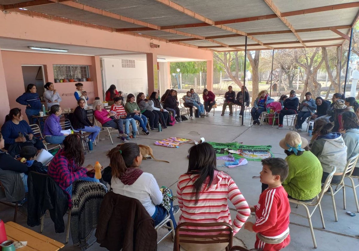 Imagen principal - Actividades solidarias en Encón organizadas por cooperativa de trabajo 'Martina Chapanay'.