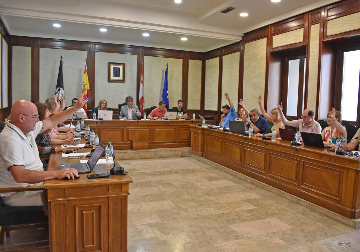 Imagen de las abstenciones de la oposiciones que han permitido la aprobación de la vuelta a Regtsa con los siete votos de PP y Vox.