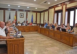 Imagen de las abstenciones de la oposiciones que han permitido la aprobación de la vuelta a Regtsa con los siete votos de PP y Vox.