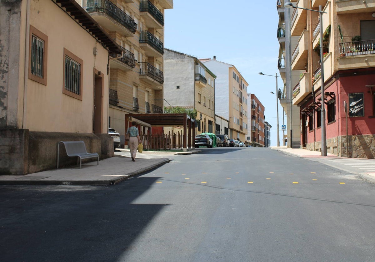 La calle Chinarral cuenta ya con nuevo asfalto.