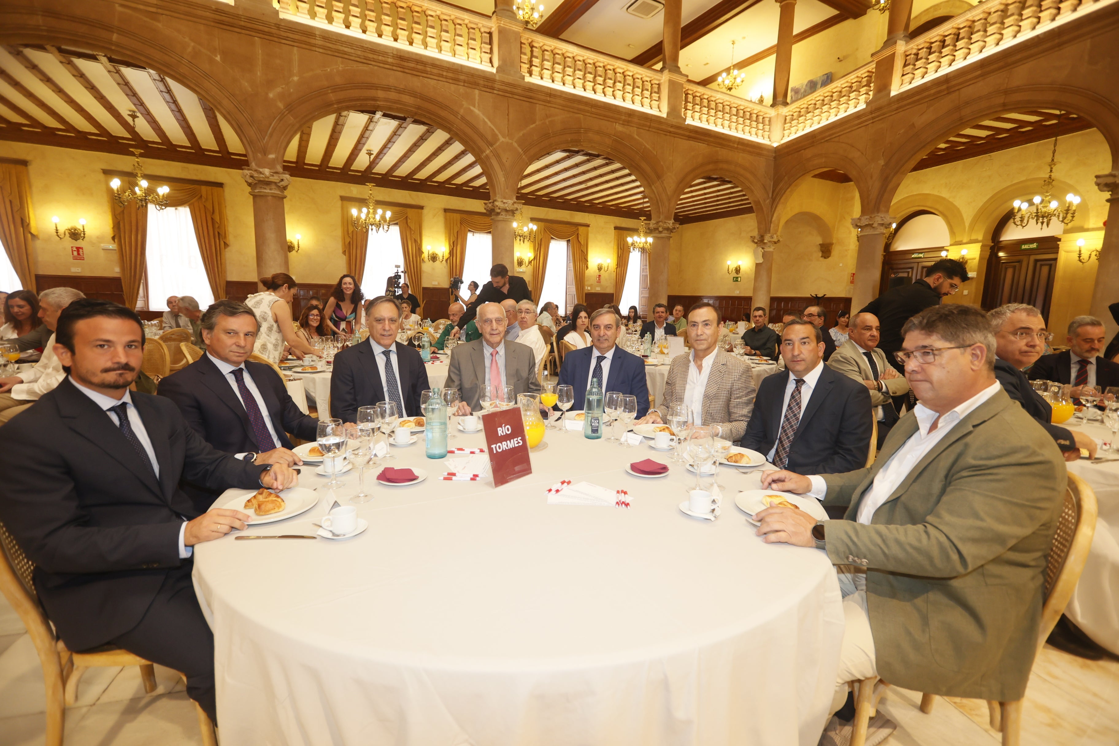 Antonio Rollán Segurado (presidente de la Confederación de Empresarios de Salamanca), Iñigo Prado Gómez-Moreno (director de Relaciones Institucionales y Comunicación de Grupo Avanza), Carlos Manuel García Carbayo (alcalde de Salamanca), Pedro Díaz Mesonero (presidente de GRUPOSA), José Luis Sanz Merino (consejero de Movilidad y Transformación Digital de Castilla y León), Pedro Samuel García (diputado del Partido Popular y alcalde de Carbajosa), Eloy Ruiz Marcos (delegado de la Junta de Castilla y León en Salamanca) y Paulino Benito Conde (Presidente de CEOE-Cepyme).