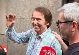 Raphael saluda en la calle.