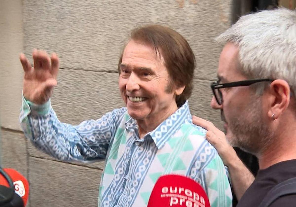 Raphael saluda en la calle.