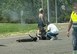 Varias personas socorren a la herida.