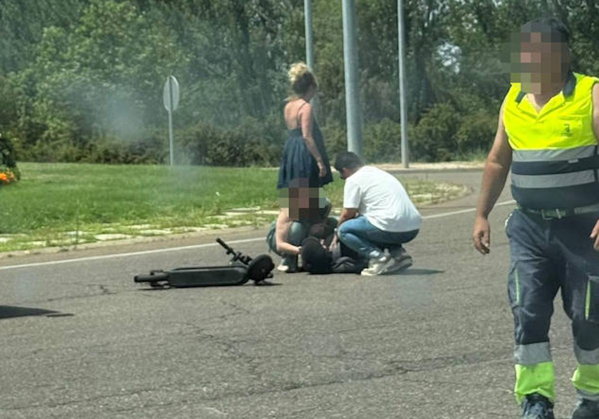 Varias personas socorren a la herida.