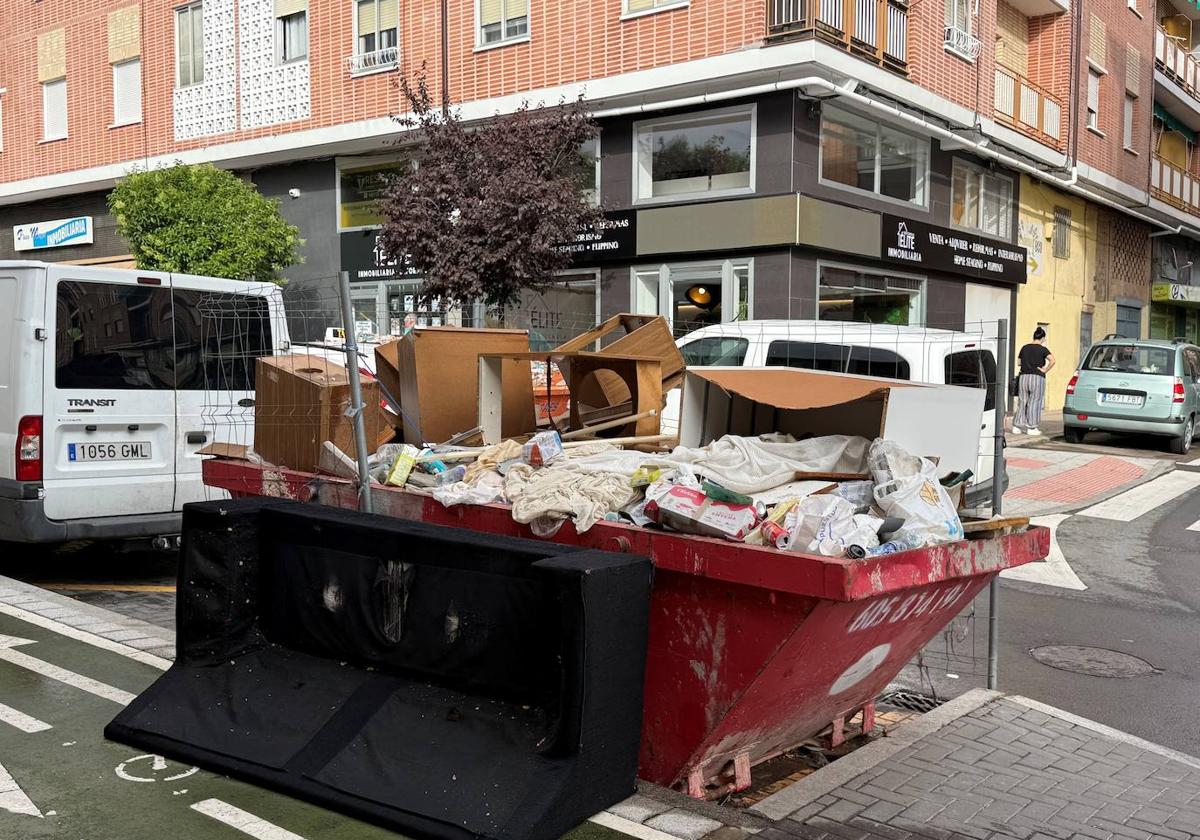Una calle que parece un vertedero