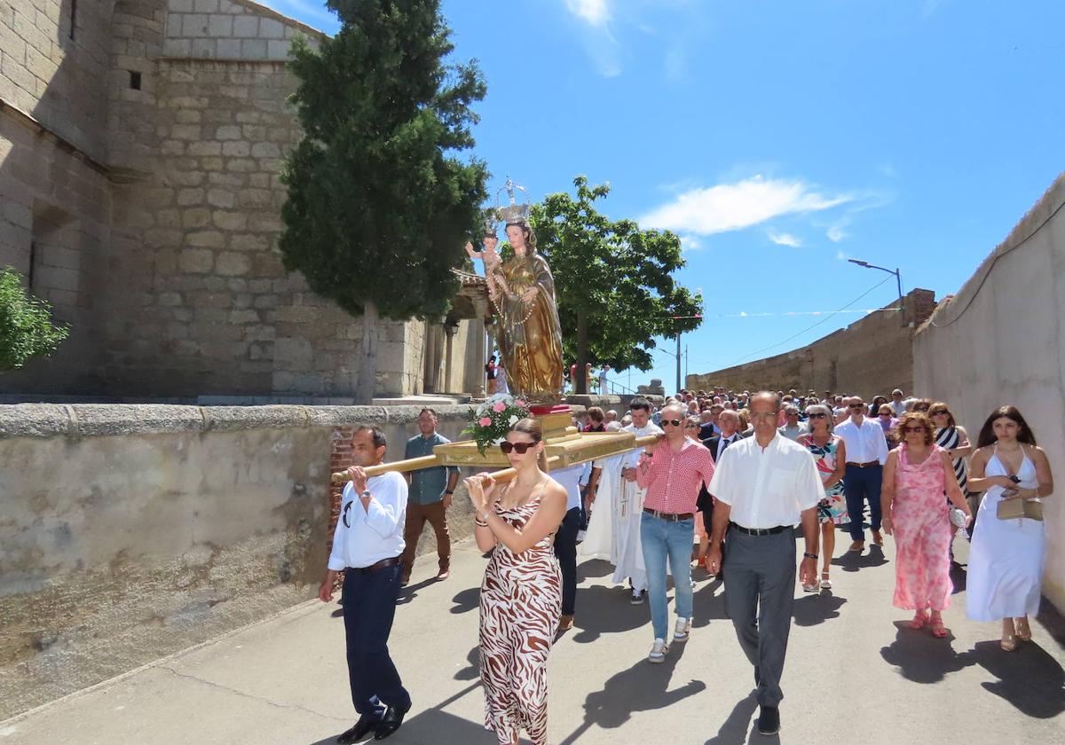 Procesión con la Virgen del Rosario por las calles de Mancera de Abajo.