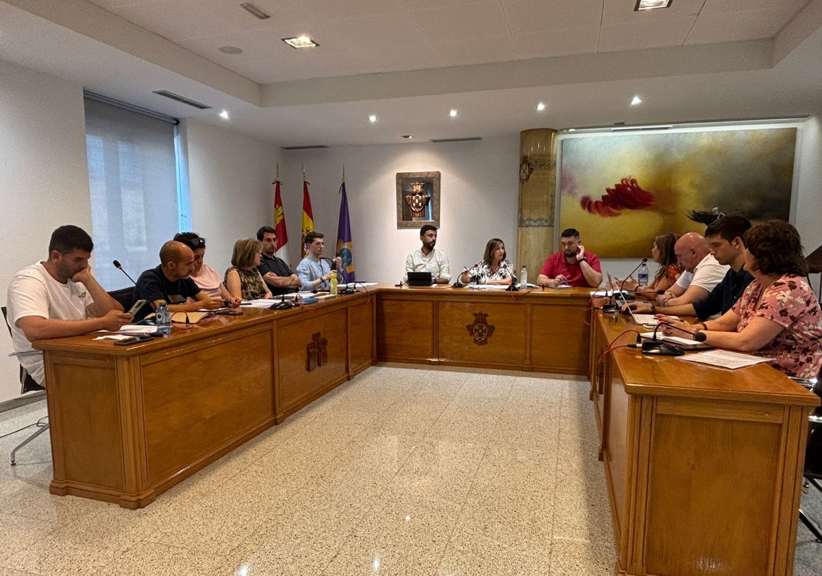Concejales reunidos en sesion plenaria en Peñaranda.