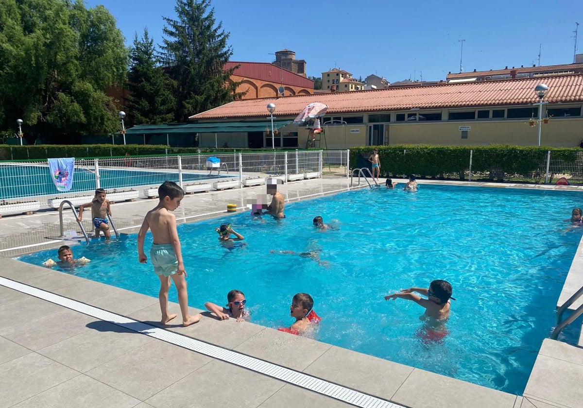 Niños en la piscina municipal de Alba de Tormes.