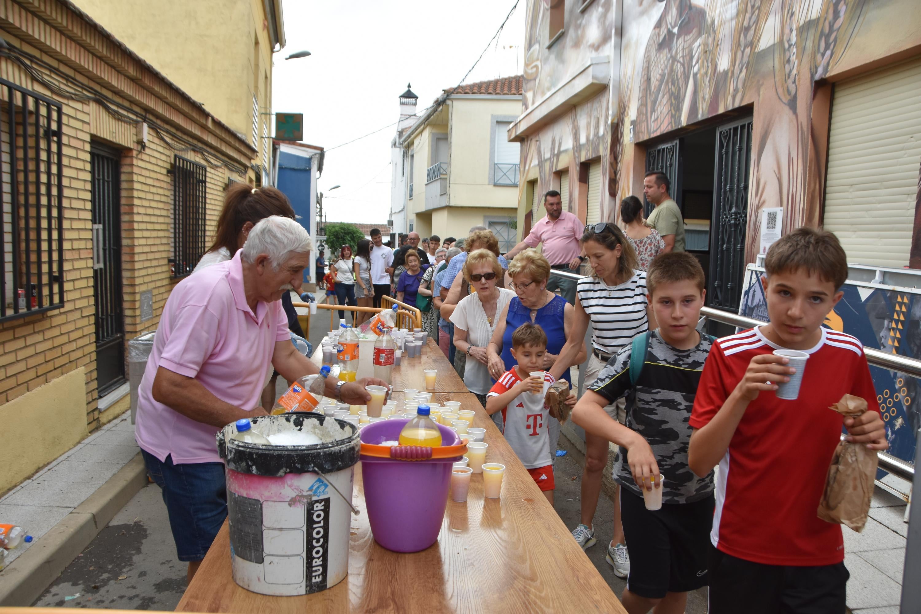 Fin de fiesta con bocadillos de jamón para 500 en Castellanos de Villiquera