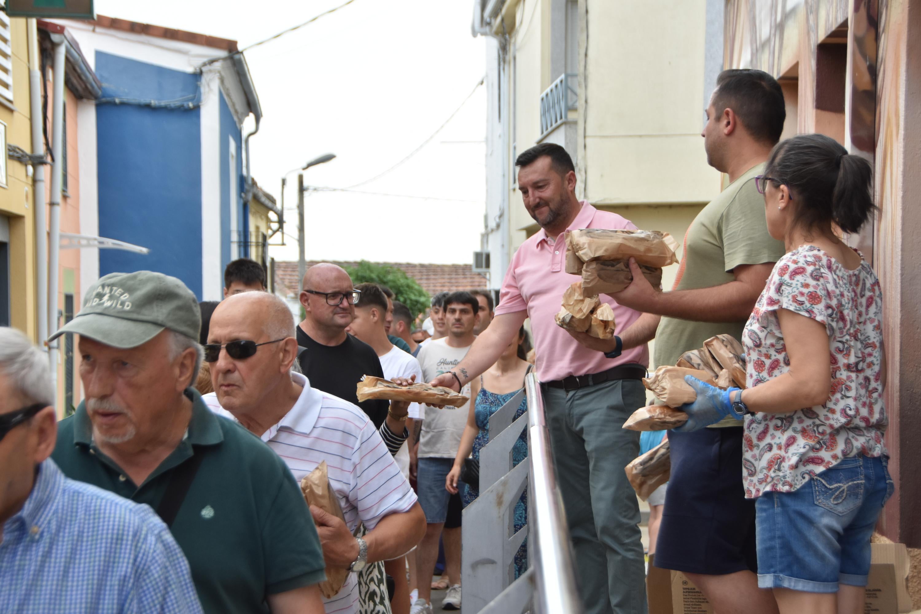 Fin de fiesta con bocadillos de jamón para 500 en Castellanos de Villiquera