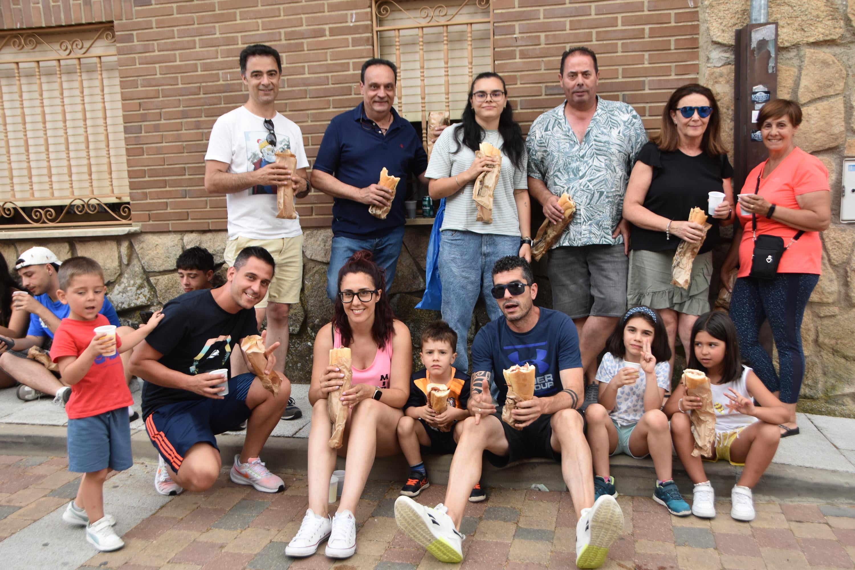 Fin de fiesta con bocadillos de jamón para 500 en Castellanos de Villiquera