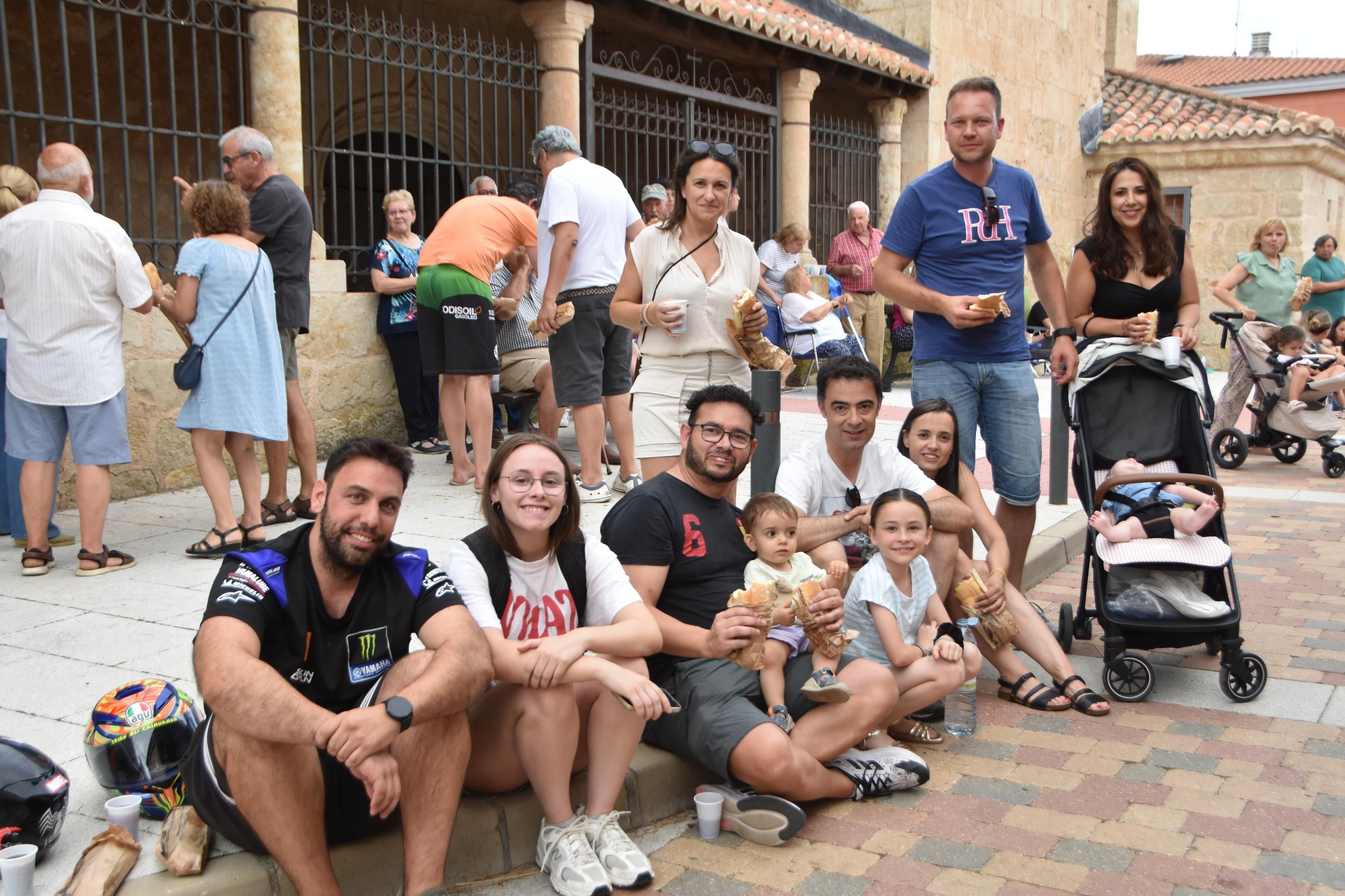 Fin de fiesta con bocadillos de jamón para 500 en Castellanos de Villiquera