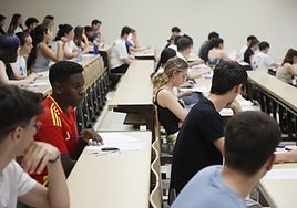 Algunos de los estudiantes que se han presentado, sentados en sus respectivos pupitres.