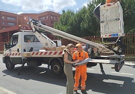 La edil Marta Labrador supervisando el cambio de luminarias.