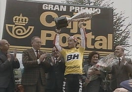 Imagen que saldrá en el documental, con Lale Cubino vistiendo el maillot amarillo de La Vuelta.