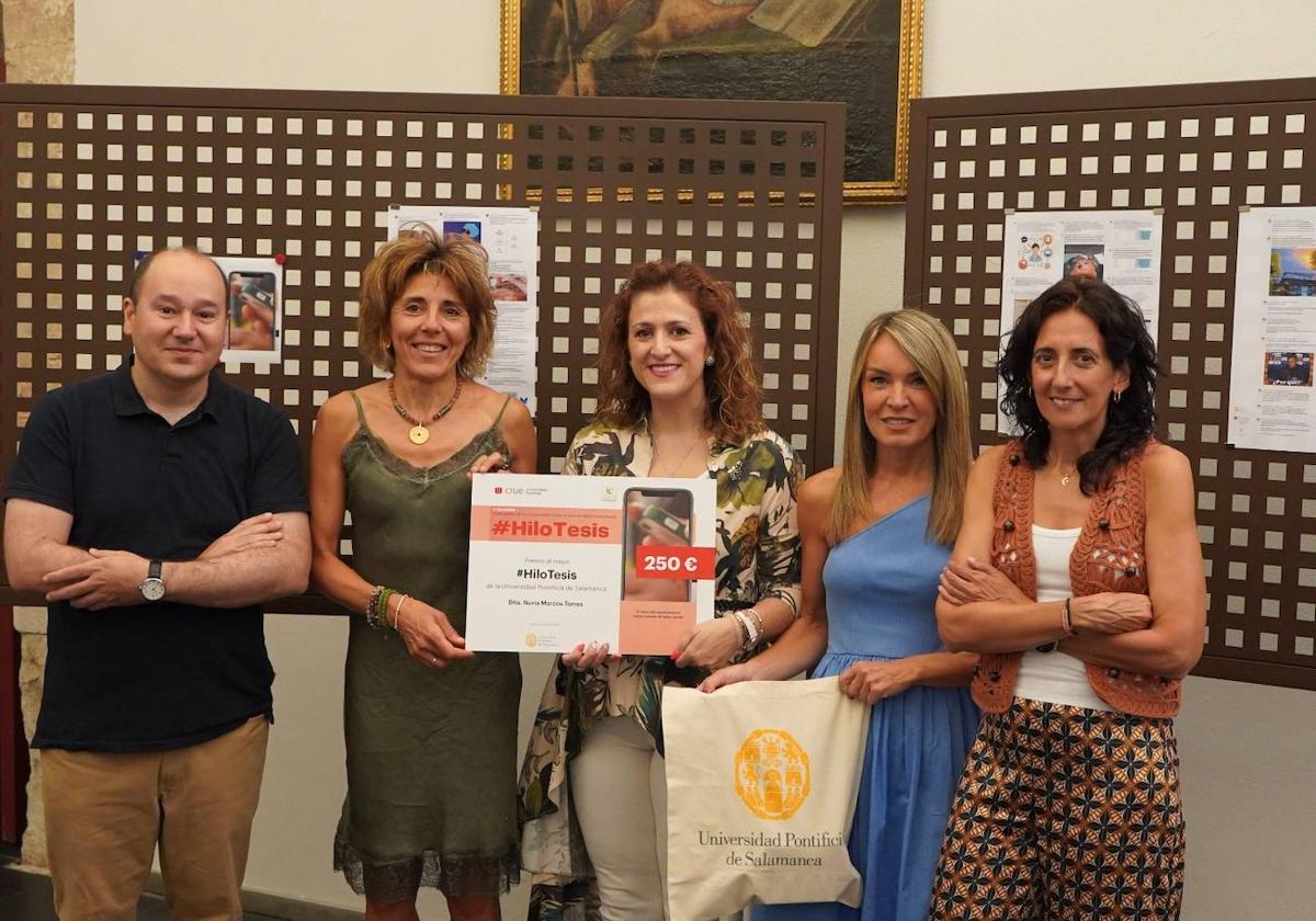 Nuria Marcos Torres, recoge el premio del concurso #HiloTesis 2025.
