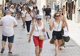 Una persona se abanica por el calor.