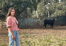 Raquel Martín, junto a 'Lolito', el novillo de Lorenzo Rodríguez de Espioja que indultó en la plaza de toros de Ledesma el pasado 22 de junio.