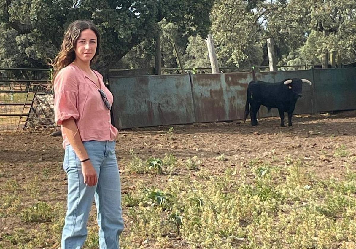 Raquel Martín, junto a 'Lolito', el novillo de Lorenzo Rodríguez de Espioja que indultó en la plaza de toros de Ledesma el pasado 22 de junio.