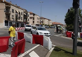 Los conductores, tomando el desvío en la avenida Saavedra y Fajardo.