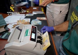 Agentes del instituto armado durante uno de los registros.