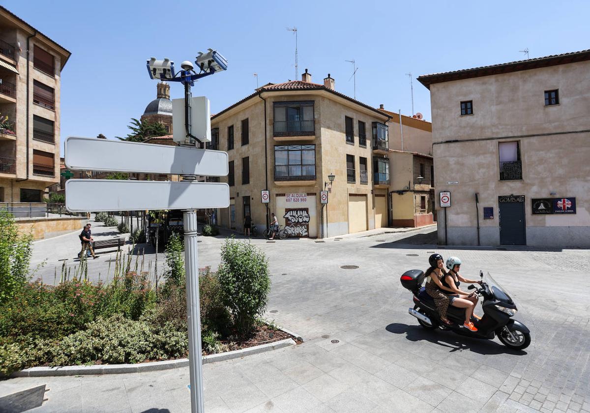 Dos jóvenes en moto en la inmediación de la Zona Monumental de la ZBE de Salamanca.