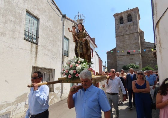 Procesión con la Virgen del Rosario en Mancera de Abajo.