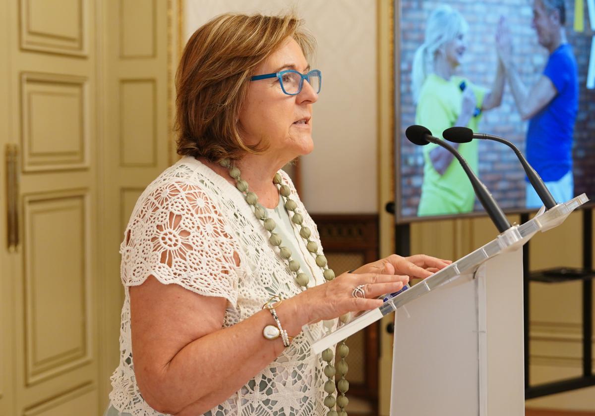 La concejala de Mayores, Isabel Macías, presentando el prograna con las nuevas actividades.
